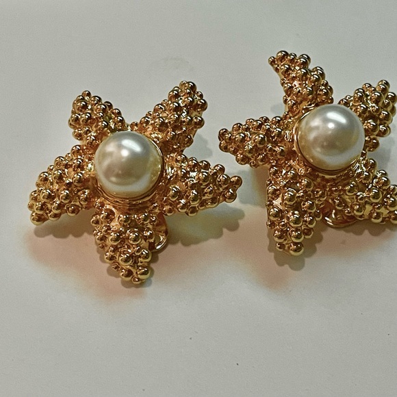 Vintage Kenneth Jay Lane Pearl & Gold Starfish Clip Earrings - Picture 3 of 7